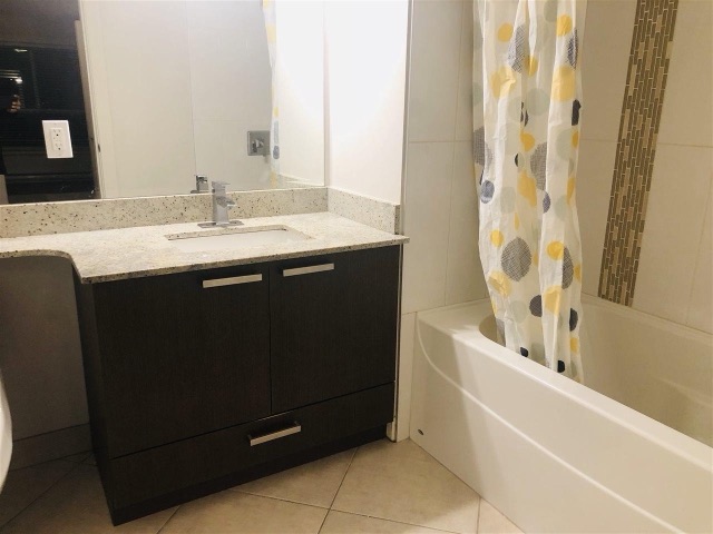 717 13883 Laurel Drive, Surrey: photo 4 of 9