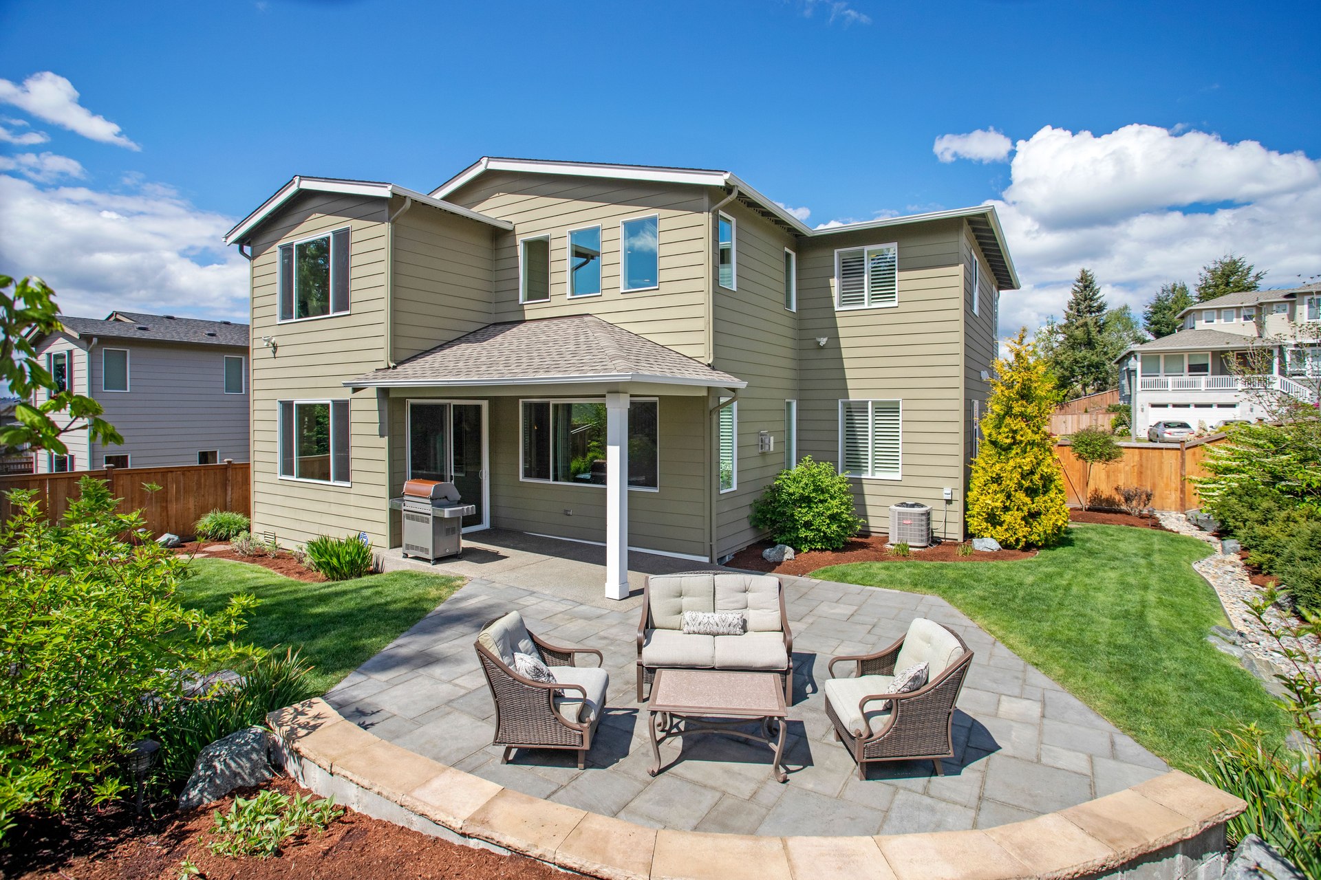 Detached home and landscaped garden in Tacoma, Washington